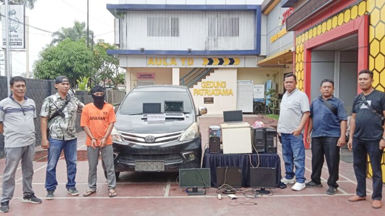 Kapolsek Medan Kota, Kompol Selvintriansih, S.I.K., M.H memberikan keterangan soal kasus tindak pidana Curat disebuah perusahaan Jalan Haji Misbah, Kelurahan Hamdan, Medan Maimun. (Foto Ist)