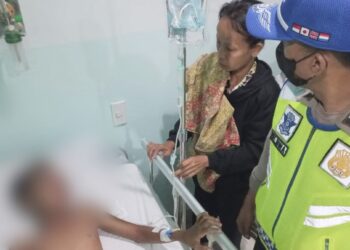 Salah satu pelajar yang luka mendapatkan perawatan medis