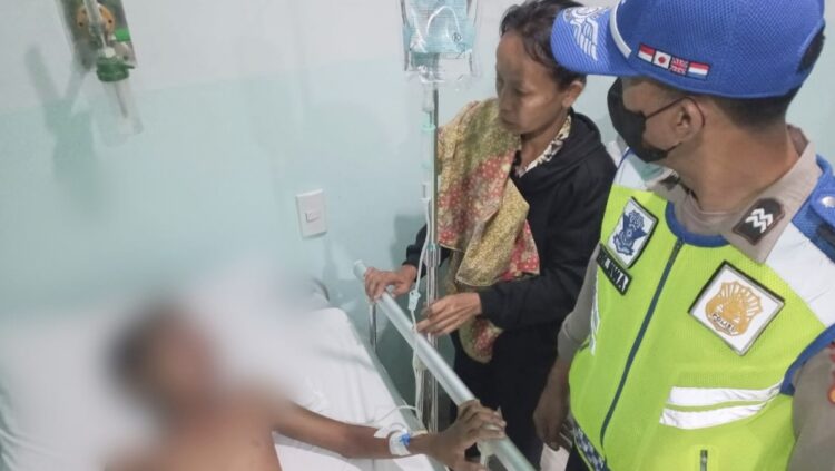 Salah satu pelajar yang luka mendapatkan perawatan medis