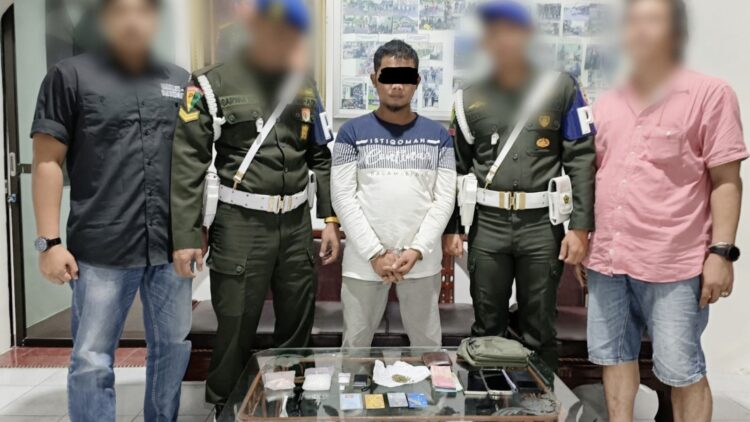 Personil gabungan Lidpamfik Pomdam I/BB dan Subdenpom I/1-2 Rantau Prapat meringkus MR (39), tersangka pengedar sabu. (Foto Ist)