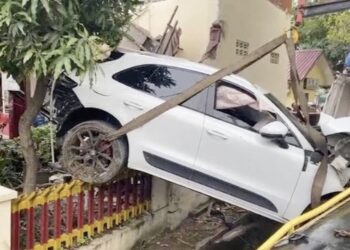 Mobil mewah Porsche B 17 F menabrak kantor Sat Samapta Polrestabes Medan di Jalan Putri Hijau Medan. (Foto Ist)