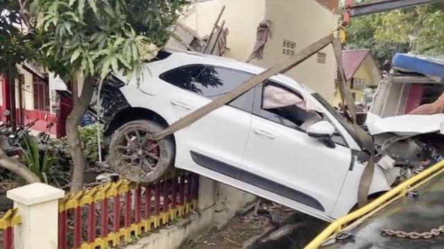 Mobil mewah Porsche B 17 F menabrak kantor Sat Samapta Polrestabes Medan di Jalan Putri Hijau Medan. (Foto Ist)
