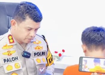 Kapolres Madina AKBP Arie Sofandi Paloh,SH,S.I.K saat memberikan keterangan dengan menghadirkan tersangka pembunuhan Arni Lubis. (Foto Ist)
