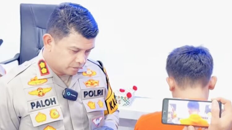 Kapolres Madina AKBP Arie Sofandi Paloh,SH,S.I.K saat memberikan keterangan dengan menghadirkan tersangka pembunuhan Arni Lubis. (Foto Ist)
