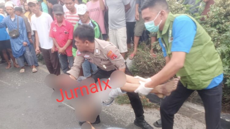 Personil Unit Gakkum bantu evakuasi jenajah Fajar dari TKP