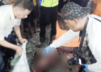 Polisi saat evakuasi jenajah Pekerja taratak, Budi Alan Kusuma di TKP