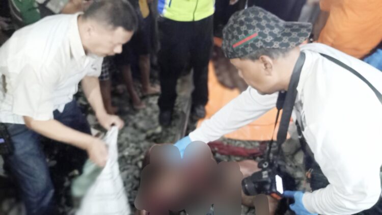 Polisi saat evakuasi jenajah Pekerja taratak, Budi Alan Kusuma di TKP
