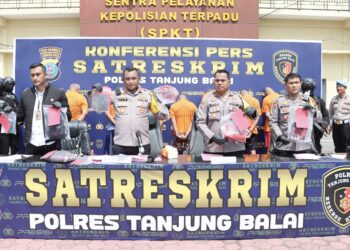 Kapolres Tanjung Balai AKBP Yon Edi Winara SH. SIK, MH pimpin konfrensi pers keberhasilan mengungkap kasus tindak pidana Curanmor