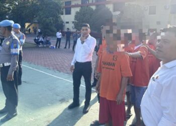 Personil Sat Narkoba Polres Siantar mengkawal para tersangka saat konfrensi pers di Polda Sumut