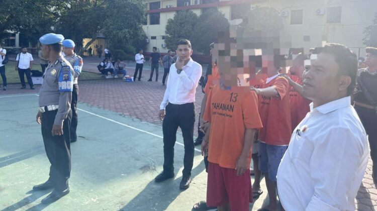 Personil Sat Narkoba Polres Siantar mengkawal para tersangka saat konfrensi pers di Polda Sumut