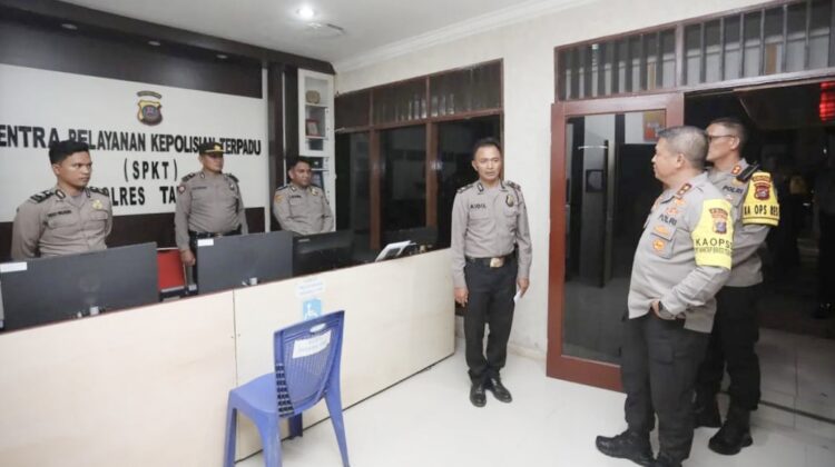 Kapolda Sumut, Irjen Pol Agung Setya Imam Effendi, meninjau ruangan SPKT Polres Taput. (Foto Ist)