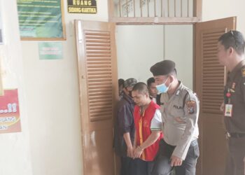 Terdakwa Tumpal Malela Pardede usai disidangkan digiring petugas Walta Kejari Siantar. (dokumen)
