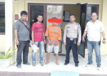 Pelaku Curat SP alias Lobar diapit Kanit Reskrim AIPTU Ricardo Rajagukguk dan Tim