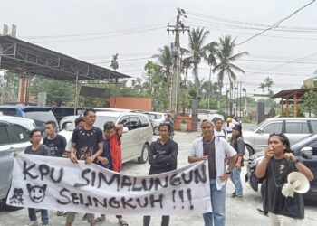 Kelompok Mahasiswa Peduli Demokrasi aksi unjuk rasa (Unras) saat Pelantikan Panitia Penyelenggara Kecamatan (PPK) yang digelar Komisi Pemilihan Umum (KPU) Kabupaten Simalungun di depan Hotel Sing A Song