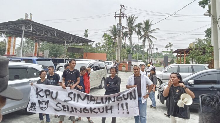 Kelompok Mahasiswa Peduli Demokrasi aksi unjuk rasa (Unras) saat Pelantikan Panitia Penyelenggara Kecamatan (PPK) yang digelar Komisi Pemilihan Umum (KPU) Kabupaten Simalungun di depan Hotel Sing A Song