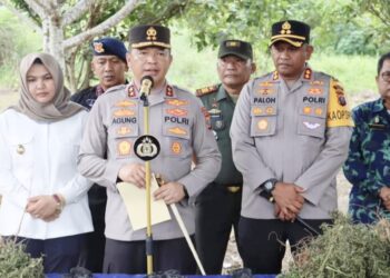 Kapolda Sumut, Irjen Pol Agung Setya Imam Effendi saat paparan penemuan ladang ganja di pengunungan Tor Sihite, Desa Rao Rao Penjaringan, Kecamatan Tambangan, Kabupaten Mandailing Natal.