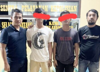 kedua pelaku, JWS dan TWS diapit Polisi Polsek Siantar Selatan