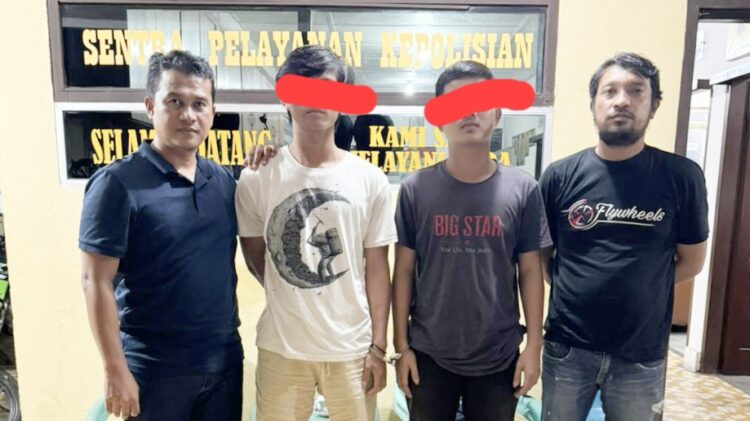 kedua pelaku, JWS dan TWS diapit Polisi Polsek Siantar Selatan