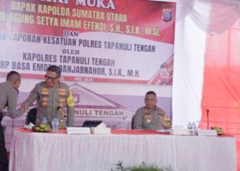 Kapolda Sumut Irjen Agung Setya Imam Efendi memberikan penghargaan khusus kepada Kapolsek Barus, Polres Tapanuli Tengah, Iptu Mulia Riadi untuk berangkat umroh. (Foto Ist)