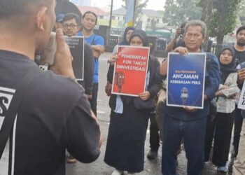 Ratusan jurnalis melakukan aksi unjuk rasa menolak Undang-Undang Penyiaran di depan Gedung DPRD Sumut.