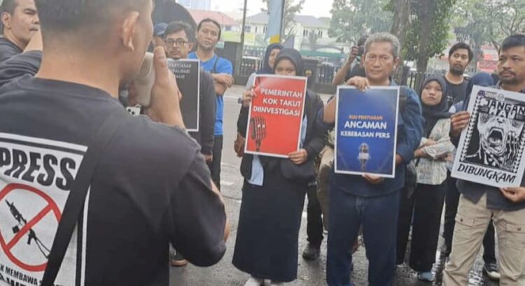 Ratusan jurnalis melakukan aksi unjuk rasa menolak Undang-Undang Penyiaran di depan Gedung DPRD Sumut.