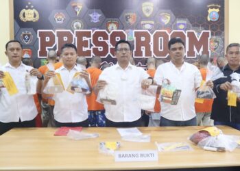 Kasat Resnarkoba AKP JH. Pasaribu SH, MH bersama KBO IPDA Moses Butar Butar SH, Kanit I IPDA Ganda Sinaga, Kanit 2 AIPTU Putra Sormin dan Plh. Kasi Humas IPDA Maraden Pardede menunjukkan barang bukti 