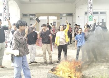 Massa Mahasiswa Peduli Demokrasi Aksi Bakar Ban Depan Kantor KPU Simalungun