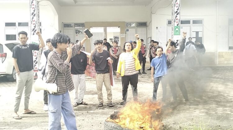 Massa Mahasiswa Peduli Demokrasi Aksi Bakar Ban Depan Kantor KPU Simalungun