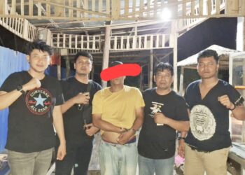 Pelaku AKA alias Azad diapit Tim Opsnal Sat Resnarkoba