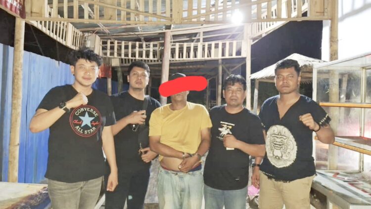 Pelaku AKA alias Azad diapit Tim Opsnal Sat Resnarkoba