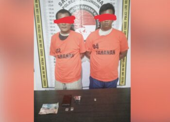 Kedua pelaku narkoba dan barang bukti