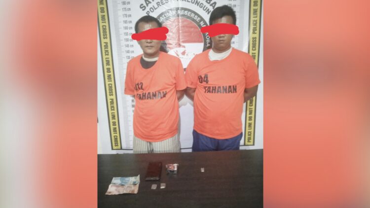 Kedua pelaku narkoba dan barang bukti