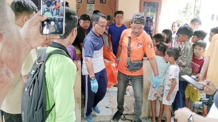 Tim Inafis Polres Tebing Tinggi saat evakuasi jenazah Muhammad Indra Nainggolan