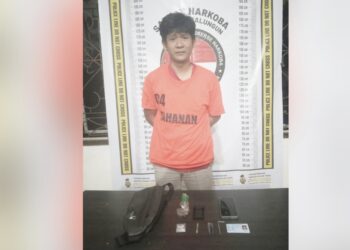 Tersangka Septiawansyah Nasution dan barang bukti