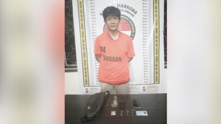 Tersangka Septiawansyah Nasution dan barang bukti
