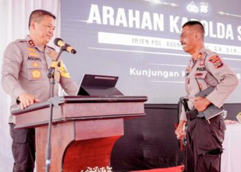 Kapolda Sumut, Irjen Pol Agung Setya Imam Effendi memberangkatkan umroh Kasat Sabhara Polres Binjai AKP Gudo beserta istri karena menolak setoran judi. (Foto Ist)