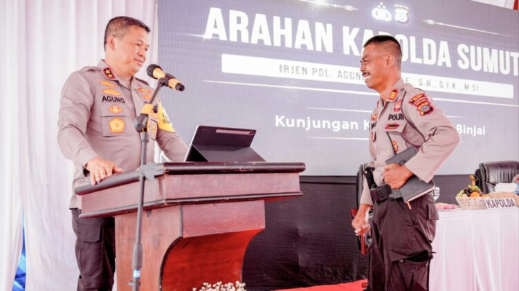 Kapolda Sumut, Irjen Pol Agung Setya Imam Effendi memberangkatkan umroh Kasat Sabhara Polres Binjai AKP Gudo beserta istri karena menolak setoran judi. (Foto Ist)