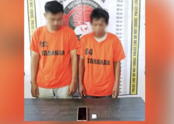 Kedua tersangka Agus Wahyudi dan Dendi Fajar Wiranto beserta barang bukti