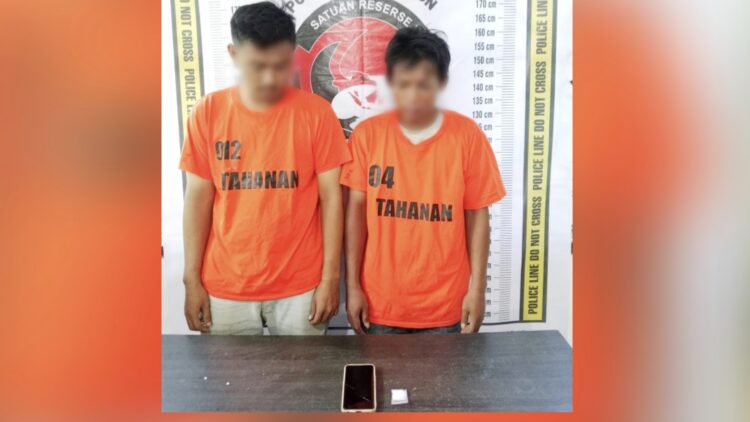Kedua tersangka Agus Wahyudi dan Dendi Fajar Wiranto beserta barang bukti