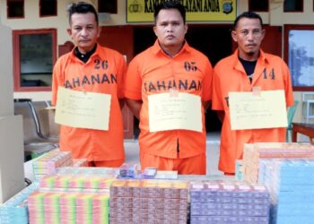 Para pelaku pencurian rokok yang ditangkap polisi. (Foto Ist)