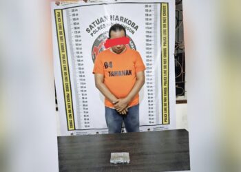 Tersangka Nanang Dodi Irawan dan barang bukti