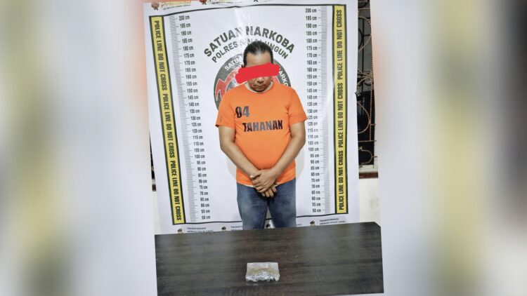 Tersangka Nanang Dodi Irawan dan barang bukti