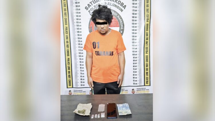 Tersangka Riando Fransiskus Sijabat alias Ando dan barang bukti
