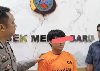 Kapolsek Medan Baru Kompol Yayang Rizki Pratama SIK saat paparan atas pelaku Sadam Husen yang mencuri di gudang Hawai Foto. (Foto Ist)