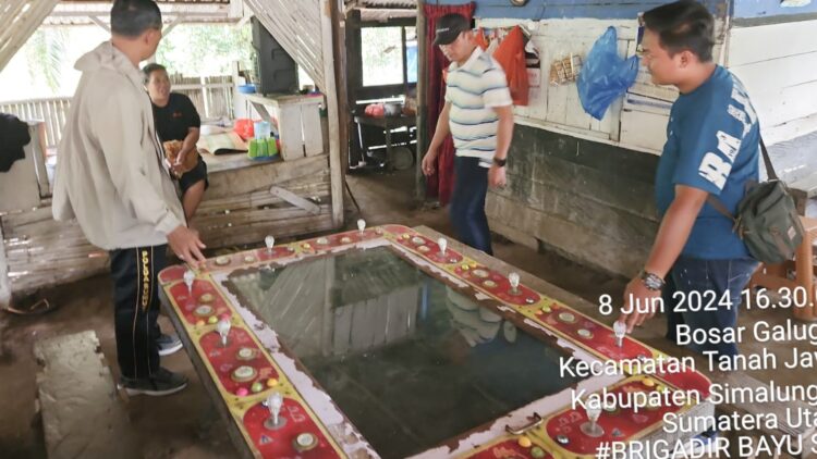 Kapolsek Tanah Jawa KOMPOL Asmon Bufitra pimpin penggerebekan lokasi judi gelper