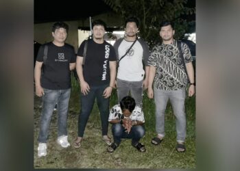 Tersangka Syarwan diapit Kanit 2 IPDA Froom Pimpa Siahaan SH dan Tim