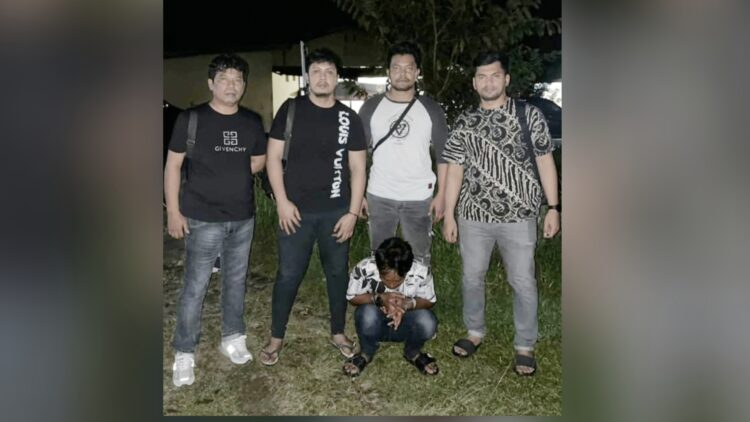 Tersangka Syarwan diapit Kanit 2 IPDA Froom Pimpa Siahaan SH dan Tim