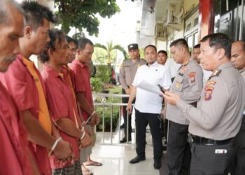 Kabid Humas Polda Sumut, Kombes Pol Hadi Wahyudi memaparkan para pelaku sindikat pencurian sawit milik PTPN IV Simalungun. (Foto Ist)