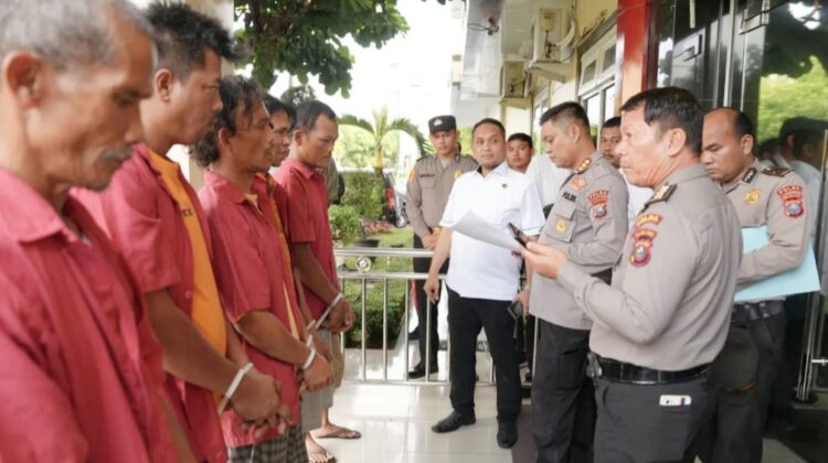 Kabid Humas Polda Sumut, Kombes Pol Hadi Wahyudi memaparkan para pelaku sindikat pencurian sawit milik PTPN IV Simalungun. (Foto Ist)