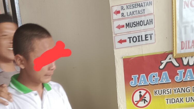 AS saat digiring petugas pengawal tahanan untuk kembali ke Lapas Kelas IIA Siantar usai disidangkan